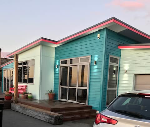 Sunset Beach House - gorgeous beachfront getaway!