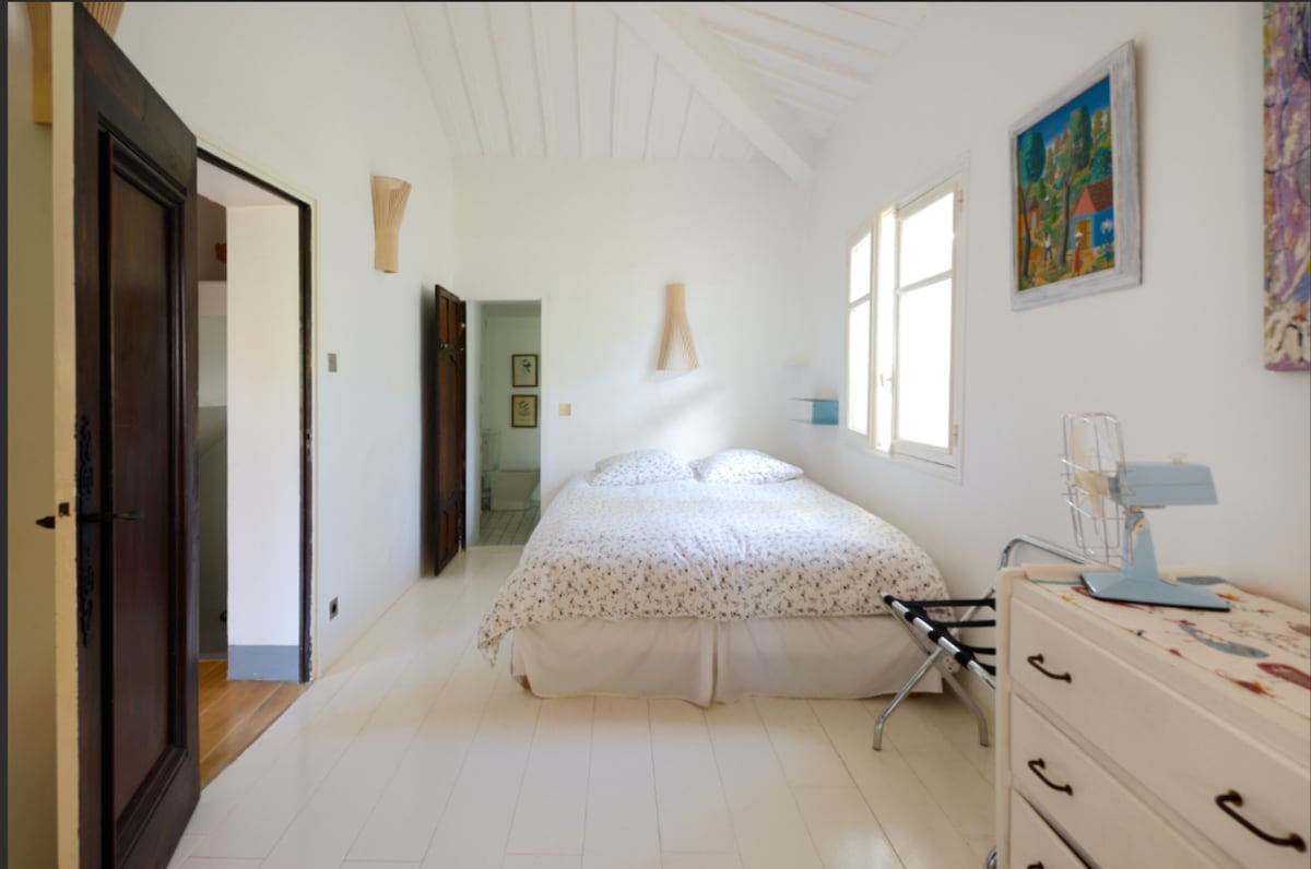 Dormitorio en el primer piso con baño privado.