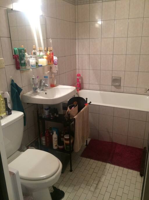 Salle de bains avec baignoire et meuble
