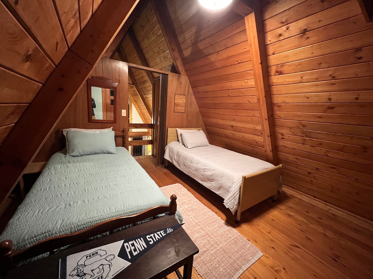 Dos camas individuales en el loft del nivel superior.