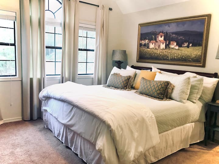 Primárna spálňa s vlastnou kúpeľňou