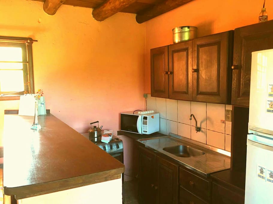Cozinha equipada, área comum entre os hospedes.