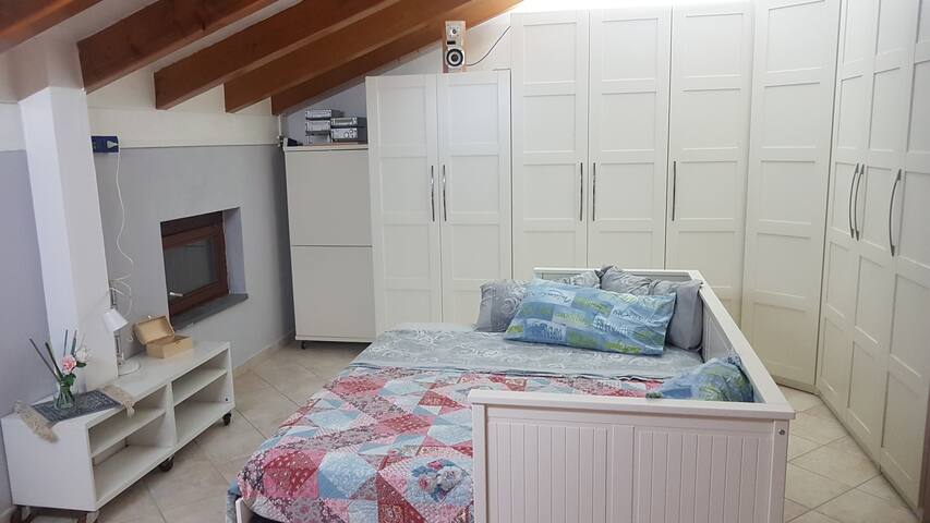 MONOLOCALE MANSARDATO INTERNO CASA SANT'AGATA BOL.