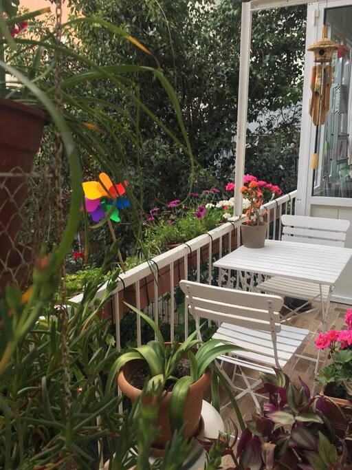 nice calm balcony im front of the bedrooms you can drink your coffe and have a good time