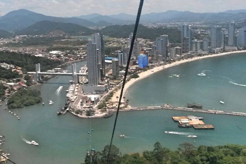 VISTA DO TELEFERICO - EDIFICIO EM AZUL