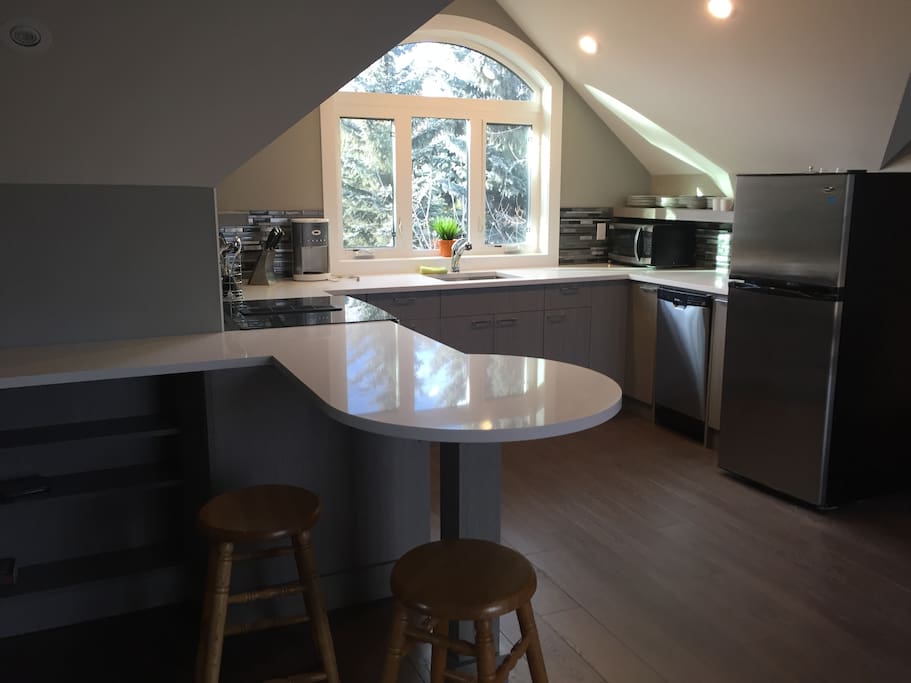 Fully equipped kitchen with eating bar