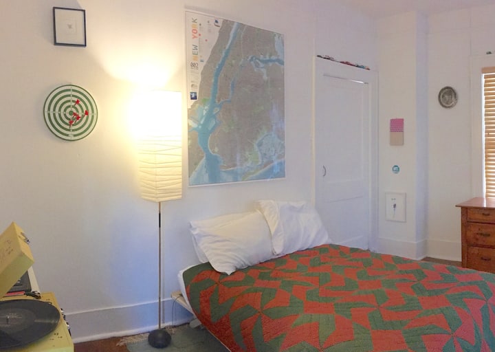 เตียงเต็มรูปแบบขนาดใหญ่หลังที่สองในห้องนอน ทางเข้าห้องน้ำโดยตรง