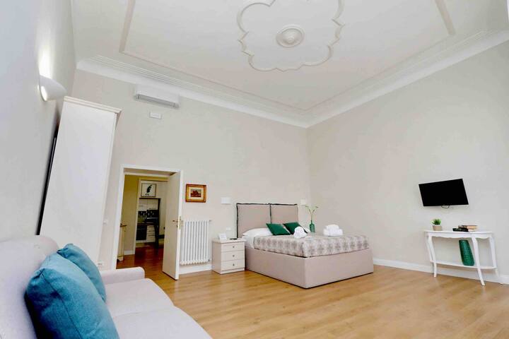 AN AMAZING SUITE OF 200 MQS IN FRONT OF COLOSSEUM gallery image 4