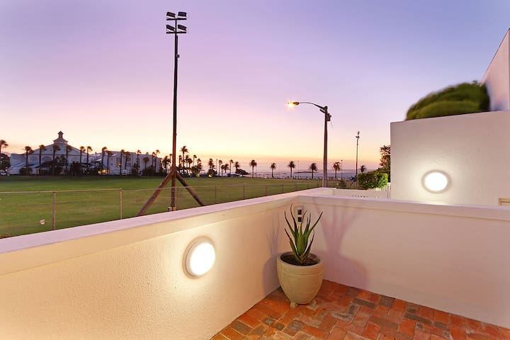 CAMPS BAY Next to the Beach Apartment