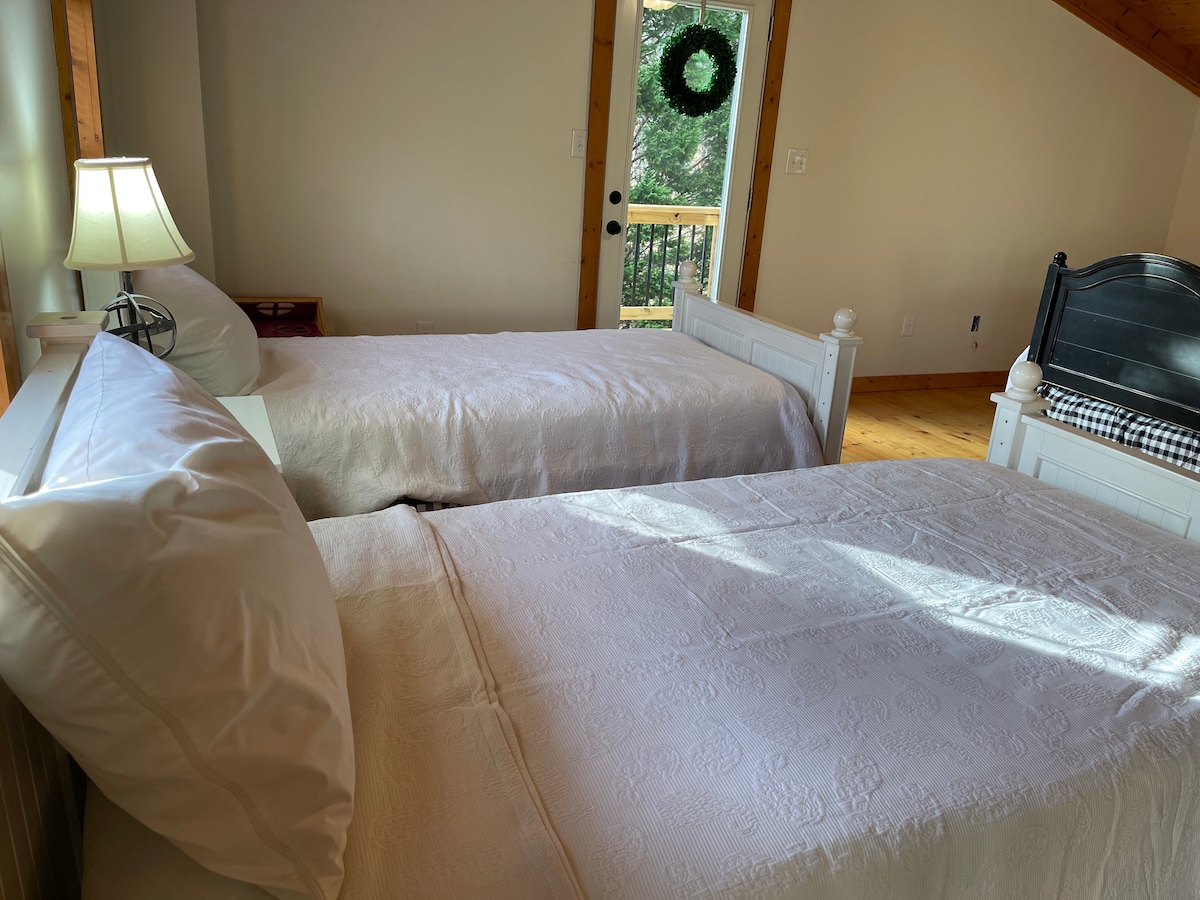 ארבע מיטות נפרדות בלופט ואחת כוללת מיטה נפתחת.