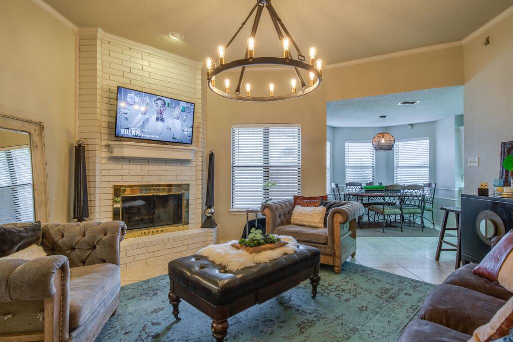 Chill here in university’s super swank living room. *New Paint* *New Lighting* Roku TV* *Cozy Gas Fireplace* Get your “Netflix On” here Friends!