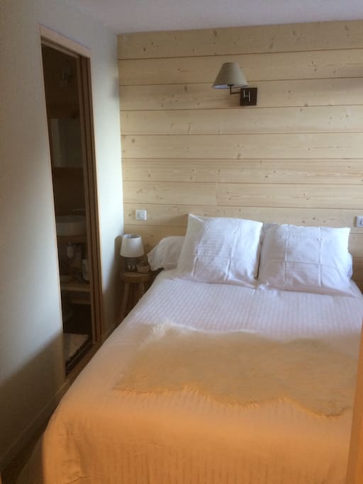 Chambre double avec sa salle de bains privative (porte coulissante à gauche)
