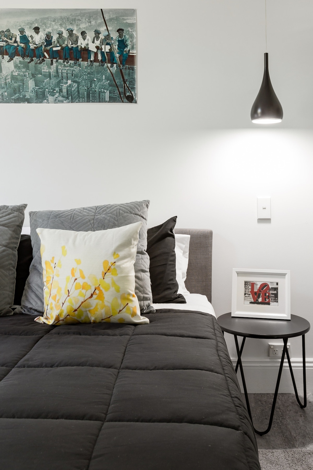 Techos de metal prensado, armarios empotrados y chimenea original que crean un ambiente cálido y acogedor