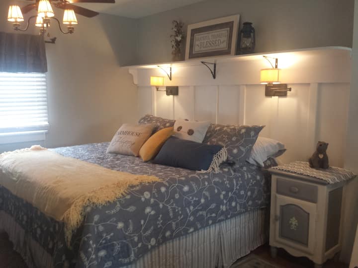 סידור מיטות קינג סייז יפהפה נמצא בחדר השינה האחורי.