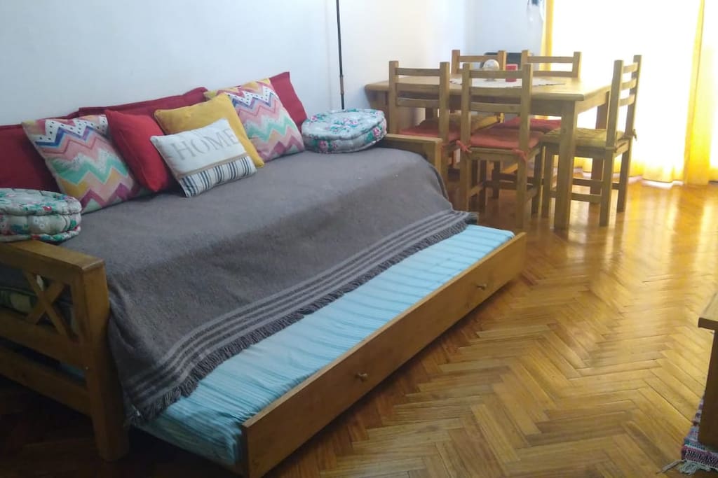Segunda cama guardada debajo de la otra