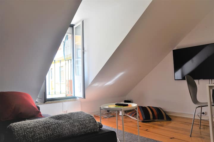 Cozy Quiet Attic Apartment Near Avenida Liberdade. - Lisbon