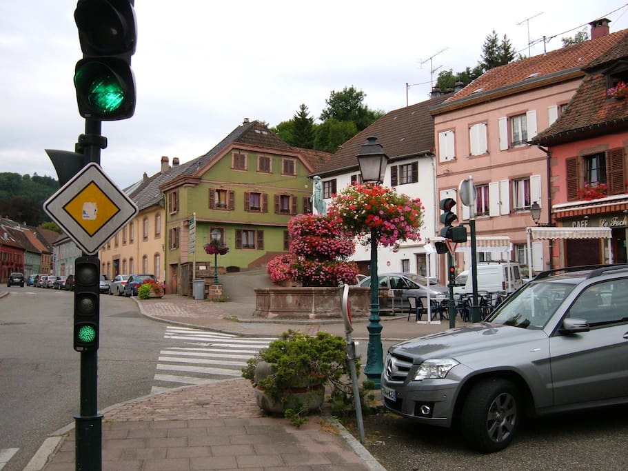 vue de la maison et des places de stationnement