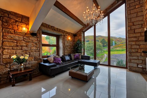 6 Star Lux Large House. Stunning views! Hot tub !