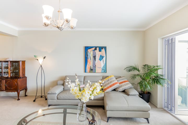 Sweeping Sea Views from a Promenade Balcony gallery image 3