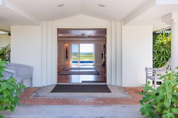 Fabulous Views-Kailua Beachfront – Pool & Hot Tub gallery image 3