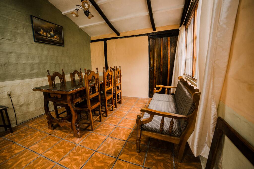 Amplio comedor para grupos o familias.
