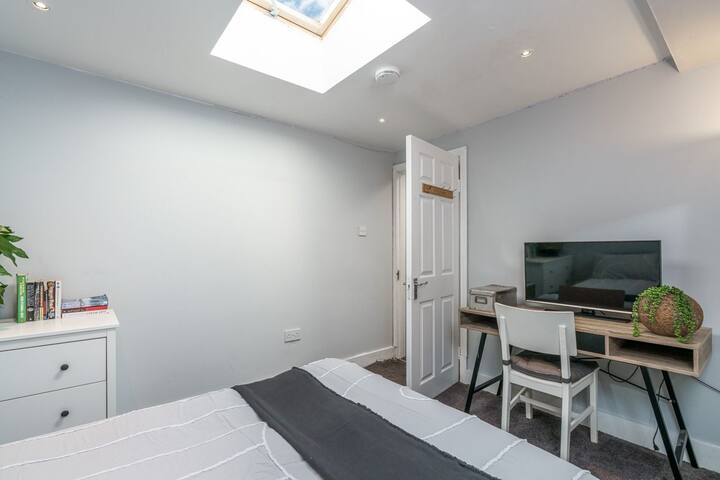 Large Dublin home, 2 mins to Sea/Dart/Aircoach. gallery image 4