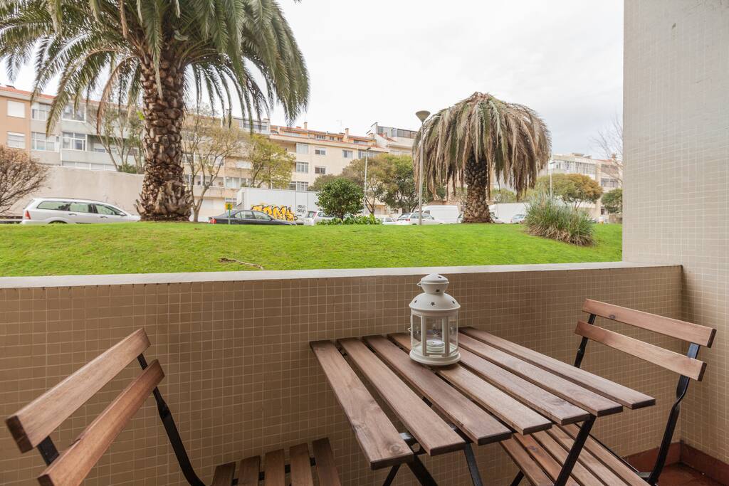 With garden view comfortable balcony where you can enjoy Porto pure fresh air and nice sunshine. Total relax to enjoy your holidays.