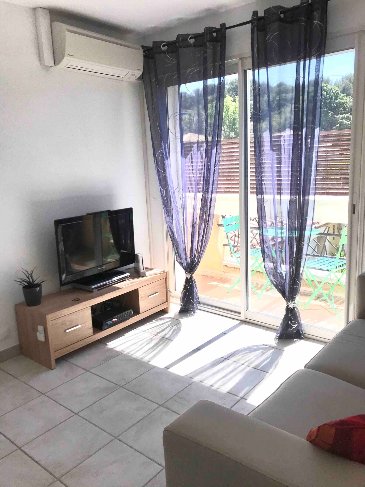 Телевизор в главната стая
WII и Playstation 2 на ваше разположение с игри
Стая с климатик
Достъп до самостоятелен балкон 