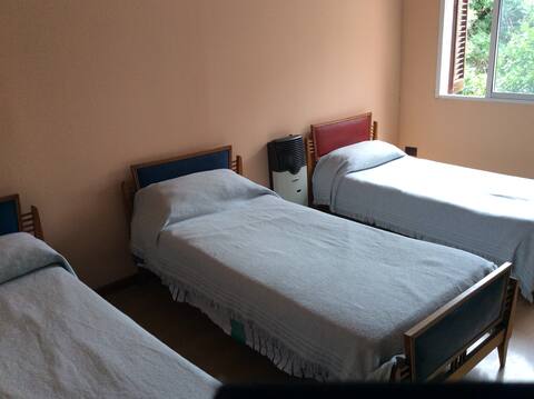 1 habitación/ 3 camas individuales Adrogué