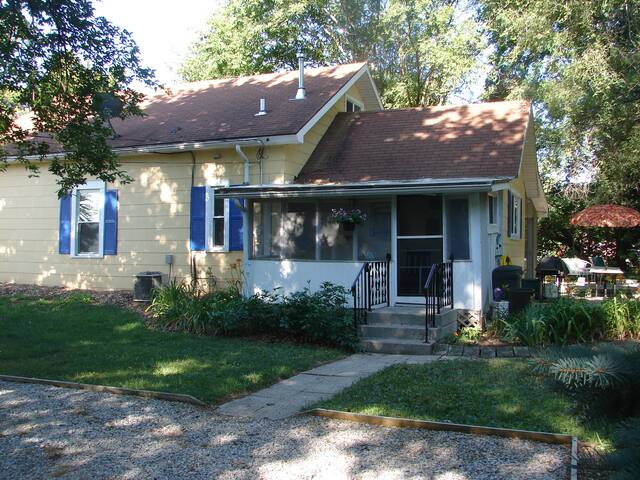 Country Cottage in the woods w/all the Amenities!