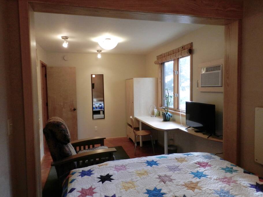 Hanging closet, desk, AC