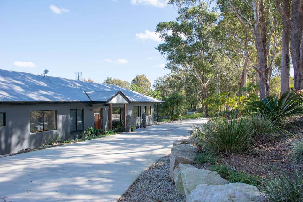 Hilltop Haven easy in and out driveway access