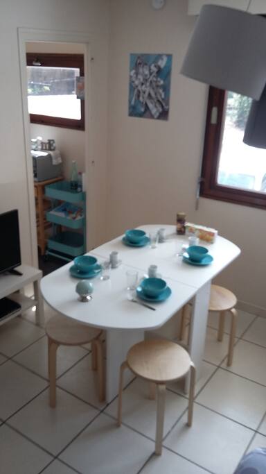 Table ajustable, pour un repas seul, en couple ou en famille!