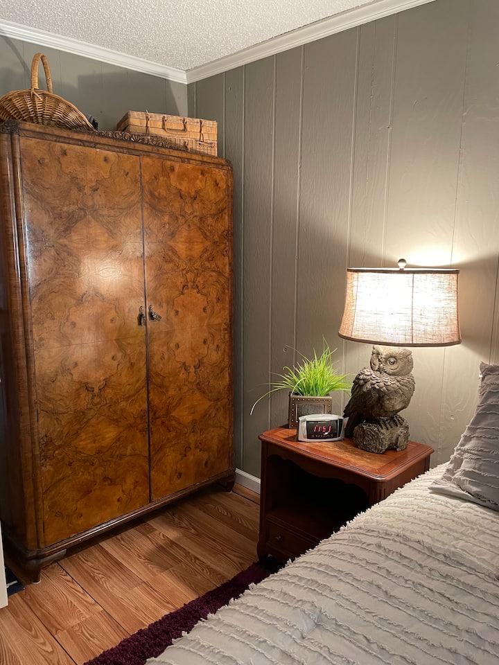 Antikni ormar s ogledalom pune dužine na vratima