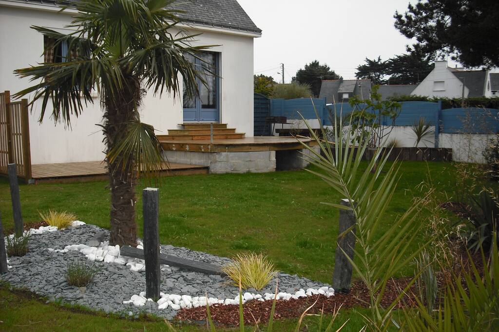 Jardin et terrasse à l'ouest