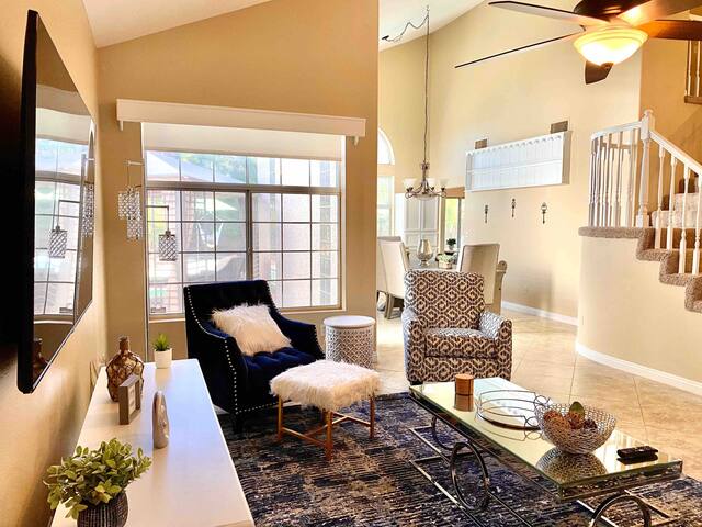 Elegant 5br Estate 6m 2 strip w pool & pool table gallery image 5