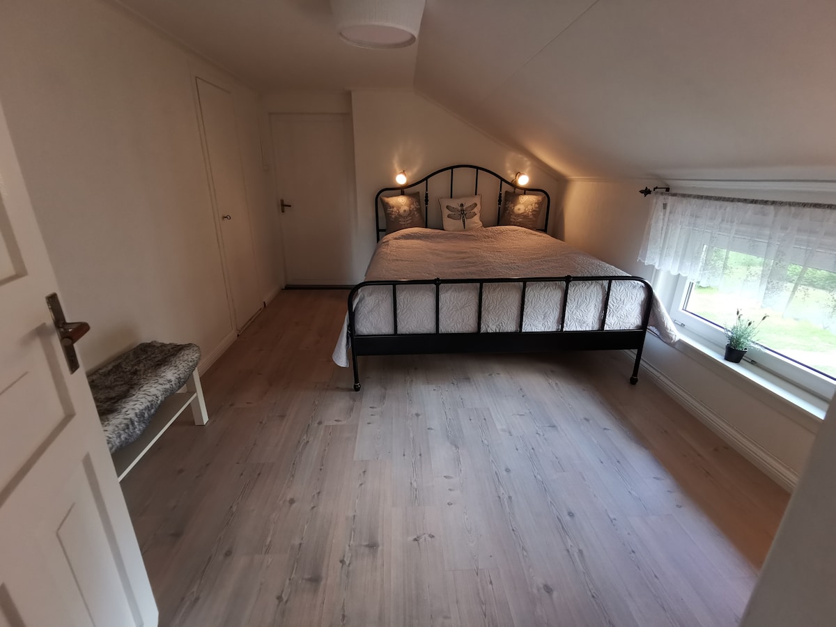 Chumba cha kulala 2 ghorofani na kitanda kizuri na cha kupendeza sana cha malkia kwa ajili ya usingizi wako mzuri wa usiku. 