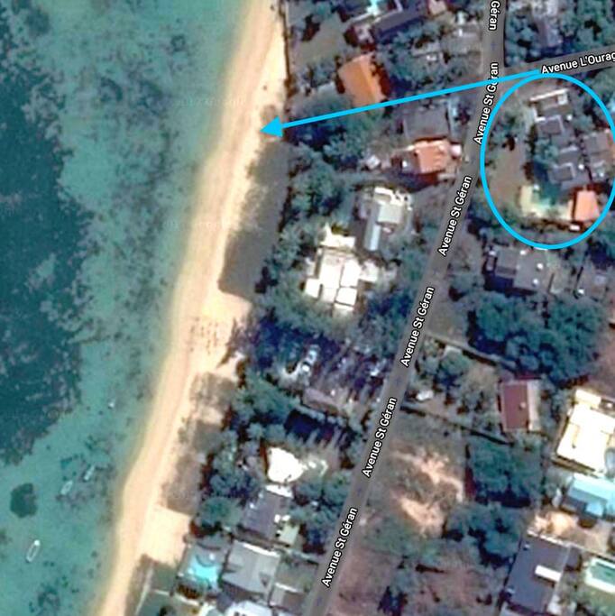 une petite allée vous amène directement à la plage
