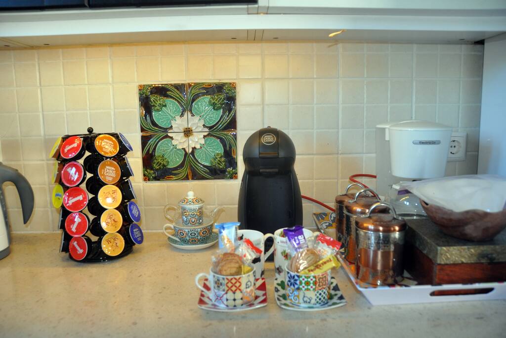 Coffee machine and capsules supplied.