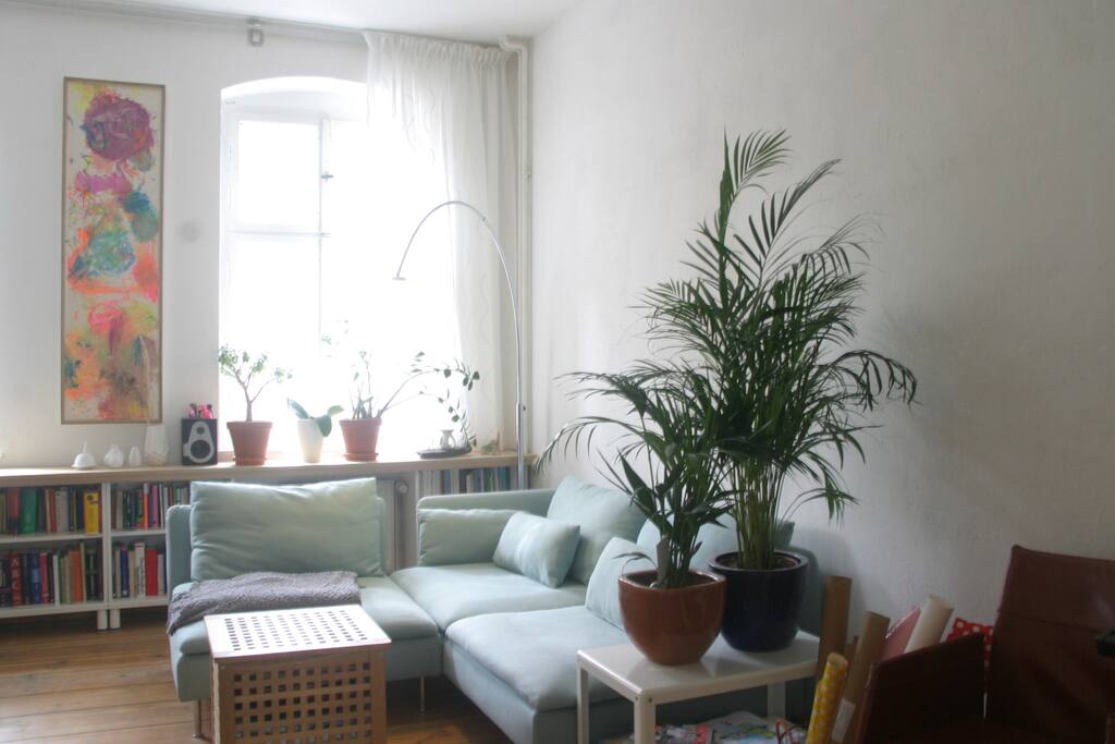Gemütliche Sofaecke kann auch noch einen siebten Gast beherbergen.