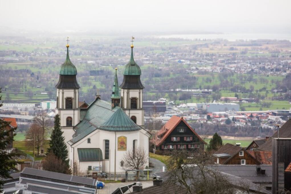 Blick auf s Haus und die Barockkirche Bildstein (das dunkle Haus rechts im Bild, mit dem roten Dach!)
