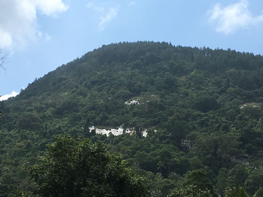 Mountain surrounding the Walawwe