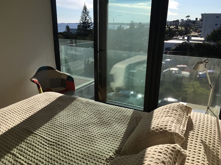 ห้องนอนพร้อมเตียงคู่มองเห็นวิวทะเล