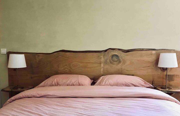 Საძინებელი 1 სამადგილიანი 160 ადგილიანი საწოლი ცალკე სააბაზანოთი 