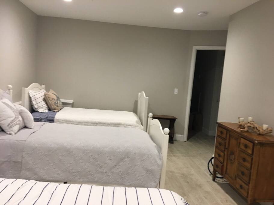Bedroom 1:
Amenities
• 1 Full Bed
• 2 Twin Bed
• Large Closet
• Mini Fridge
• Wifi