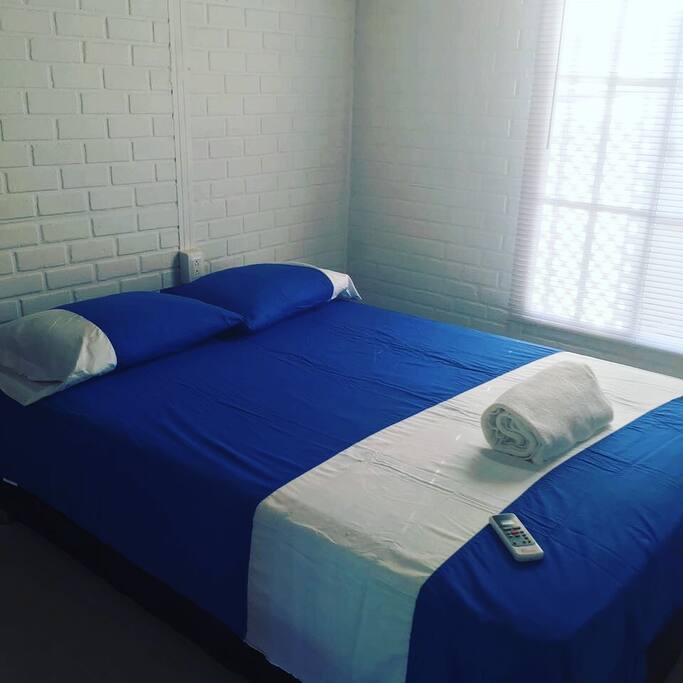 Habitación 1 consta de cama doble y baño privado