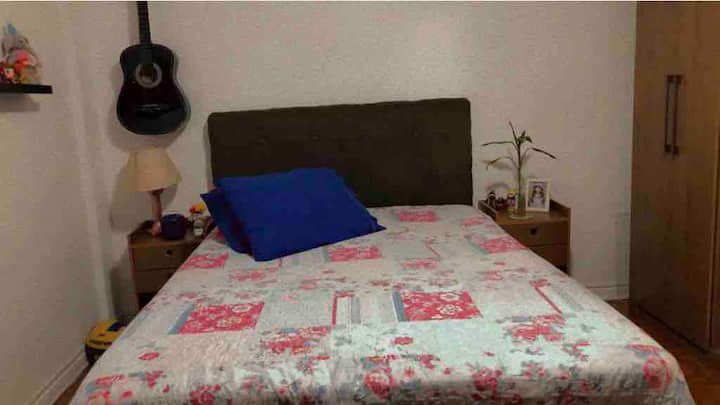 CHUMBA CHA 2 CHA KULALA KILICHO NA televisheni.