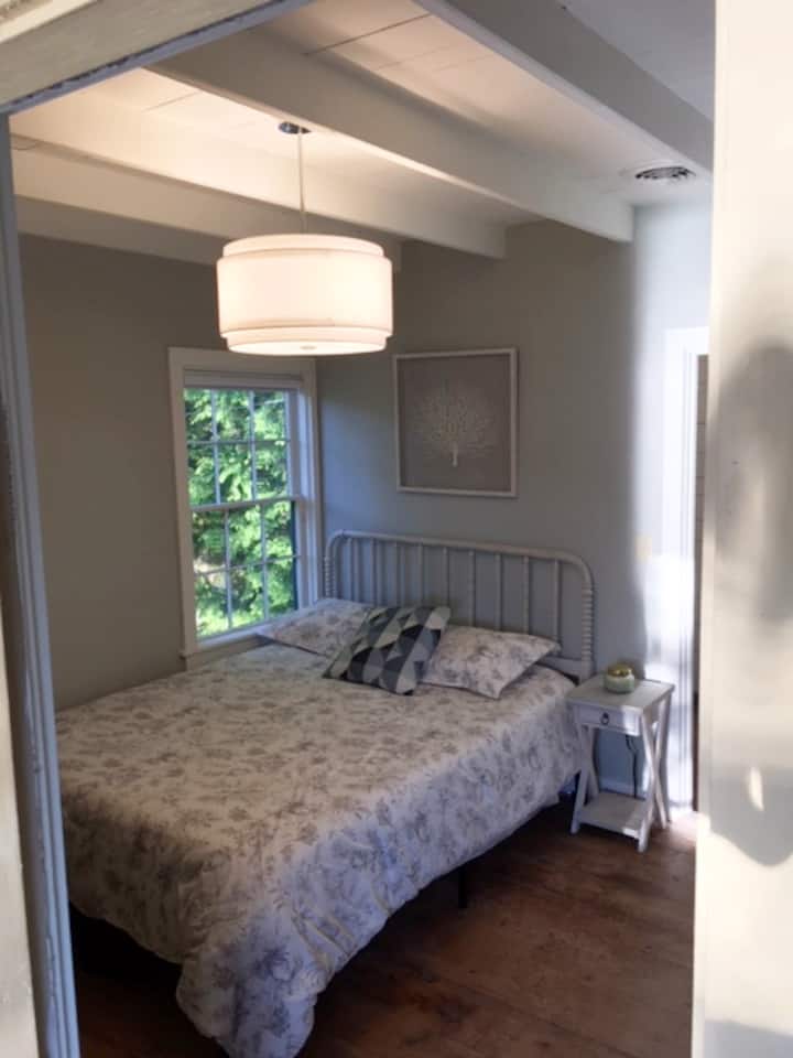 מיטת קווין עם מרפסת קדמית בקומה השנייה המשקיפה על האגם