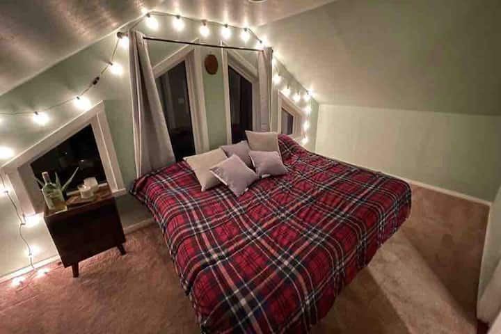 阁楼加大双人床。