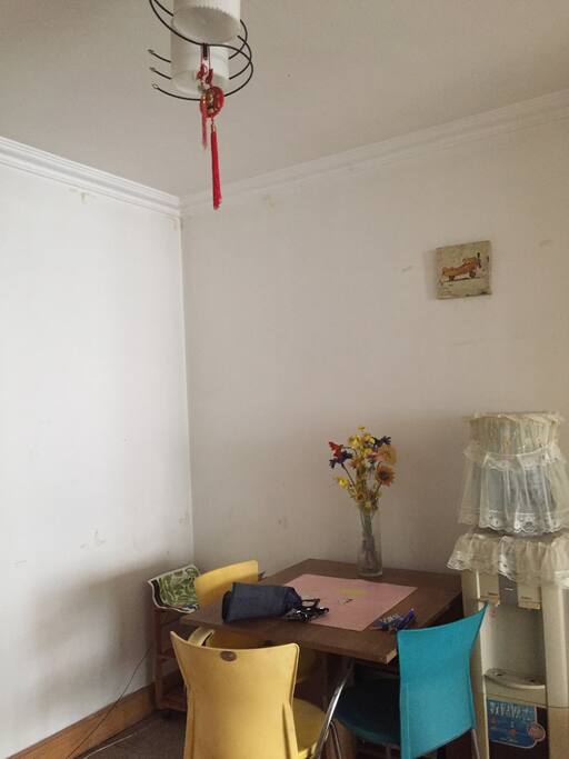 Is this a home feeling dinning room ?